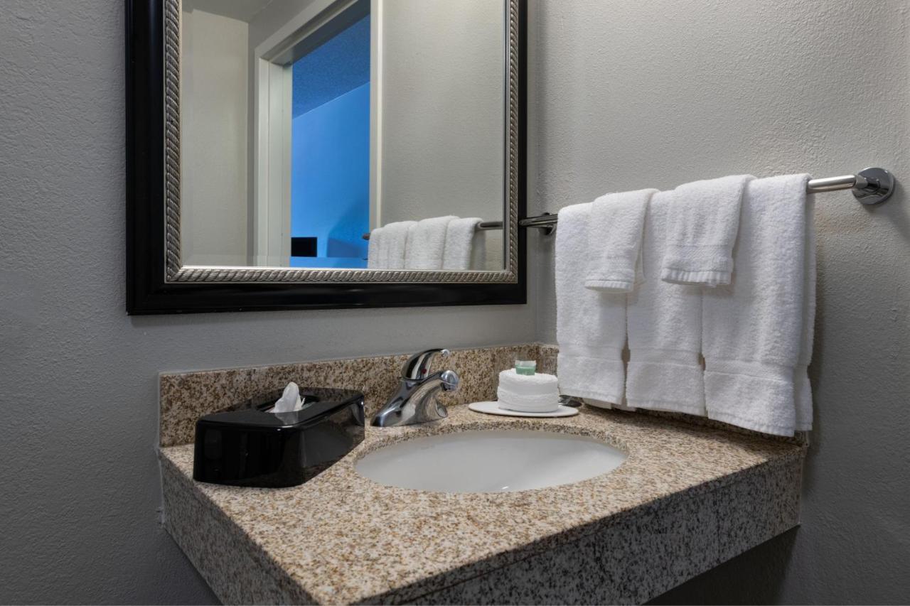 Courtyard By Marriott Dallas Arlington Entertainment District Exterior foto